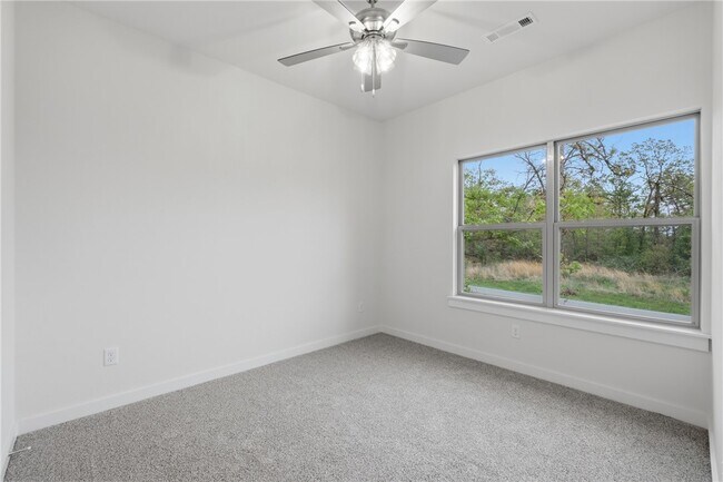 Building Photo - 276 Kinross Dr