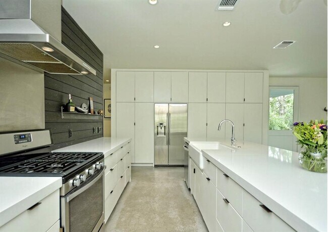 Building Photo - 2308 1/2 E 9th St