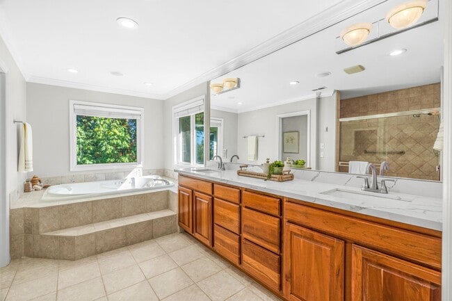 Building Photo - Luxury 4 bed 4 bath home in Lakemont, Bellevue