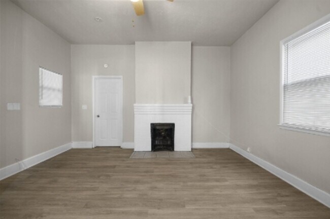 Building Photo - Accepting Section 8! 4 Bed 2 Bath!