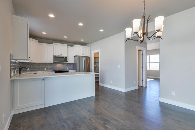 Building Photo - Beautiful 3 Bedroom, 2.5 Bath 2 Story Town...