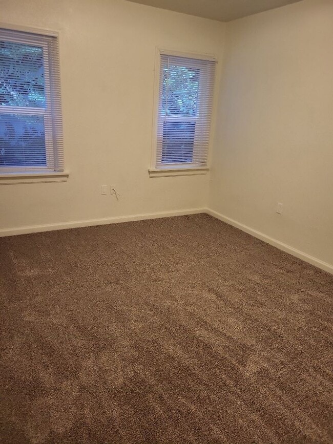 Building Photo - 1/2 off 1st Month's Rent - Charming Vintage Three Bedroom In Camas