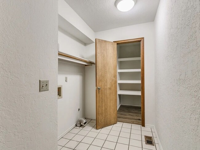 Building Photo - 3-bed 2-bath Townhouse Available in NW Nor...