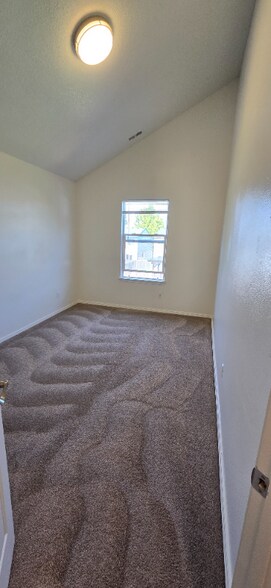 Building Photo - 18555 SW Takena Ct