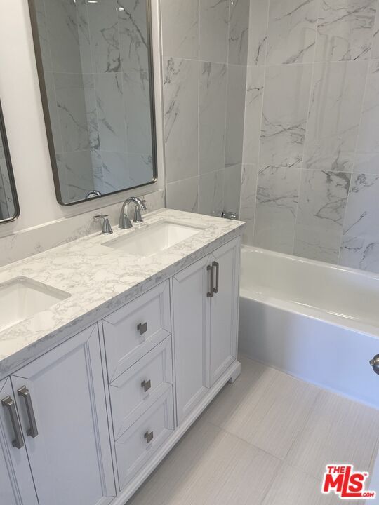 Building Photo - 435 Arnaz Dr