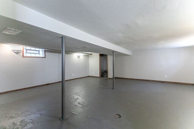 Building Photo - Updated 5 bedroom 2 bath single family house