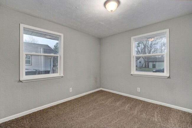 Building Photo - 2843 E Monroe Terrace