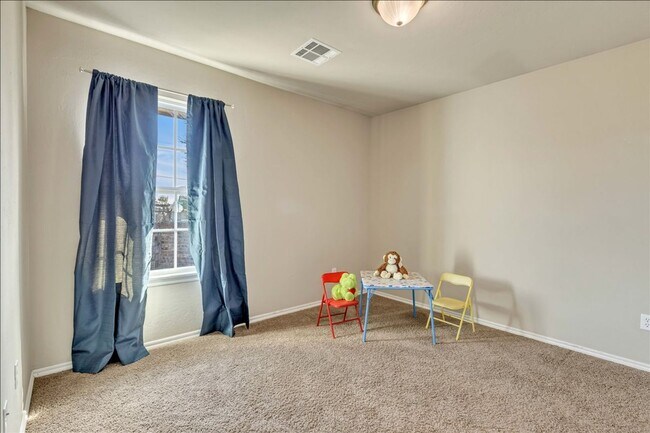 Building Photo - Adorable Cozy Home in Yukon (Mustang Schools)