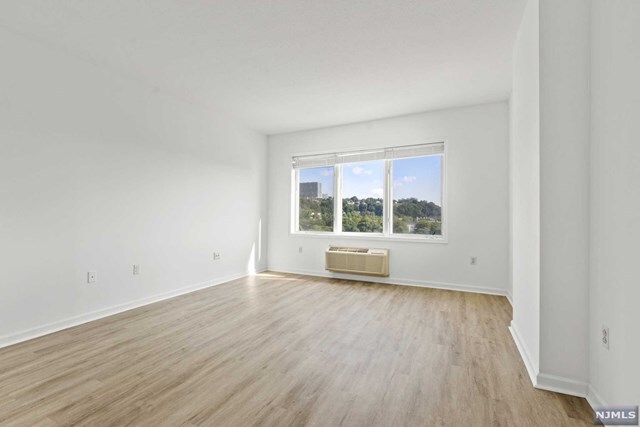 Building Photo - 509 River Rd