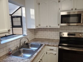Building Photo - 422 Longwood Ct