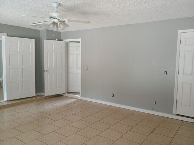 Building Photo - 4 bedroom 2 bathroom House- fenced in yard