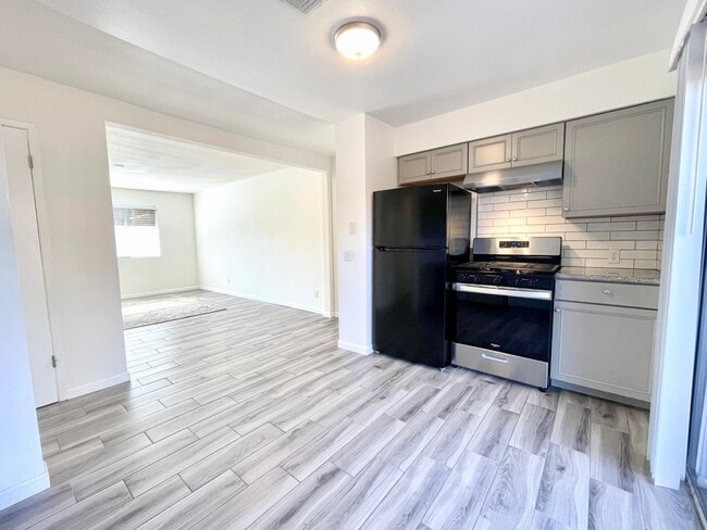 Building Photo - $1,595 Barstow & Minnewawa, 2 bedroom Condo - Clovis / Beautiful Landscaping