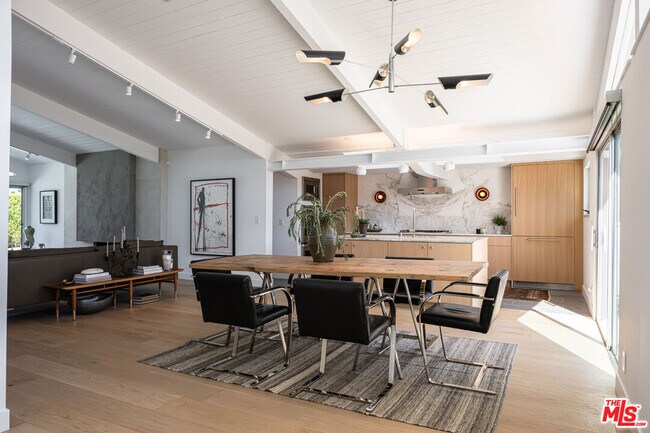 Building Photo - 922 E Anza Dr