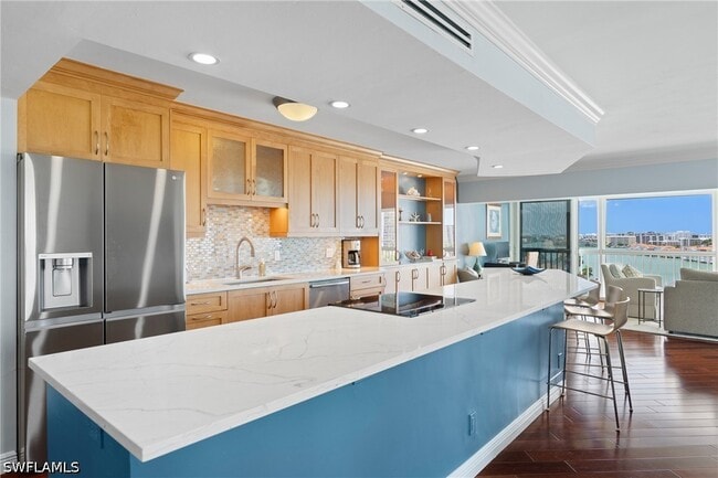 Building Photo - 250 Park Shore Dr