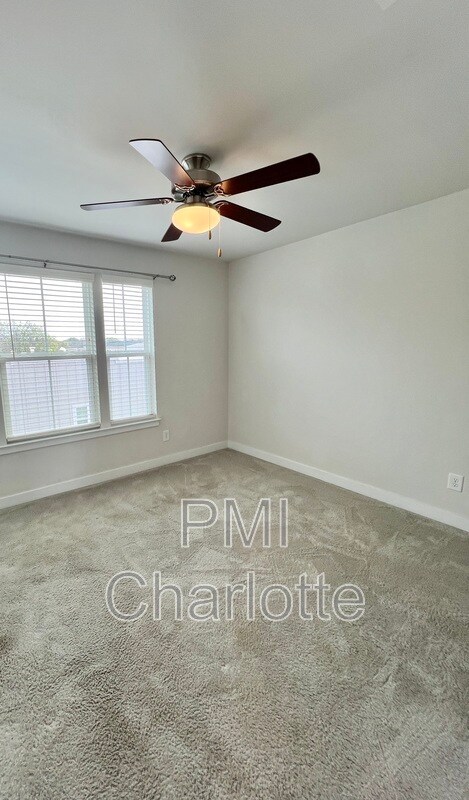 Building Photo - 240 Parkwood Ave