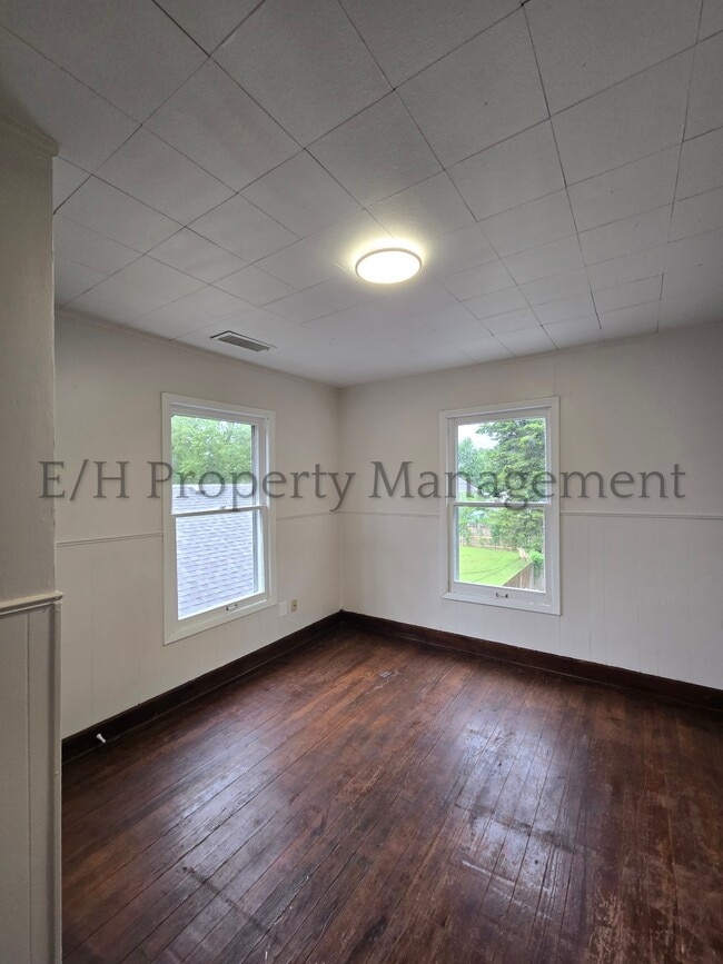 Building Photo - 1305 S Water St