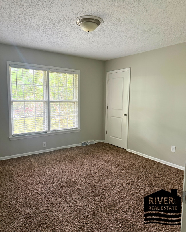 Building Photo - 2370 Roberts Ln