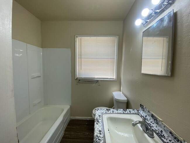 Building Photo - $0 First Month's Rent / $0 Deposit at Move-in