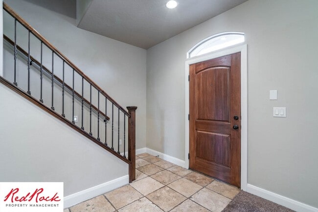 Building Photo - 3 Bedroom Townhome In Southgate Community