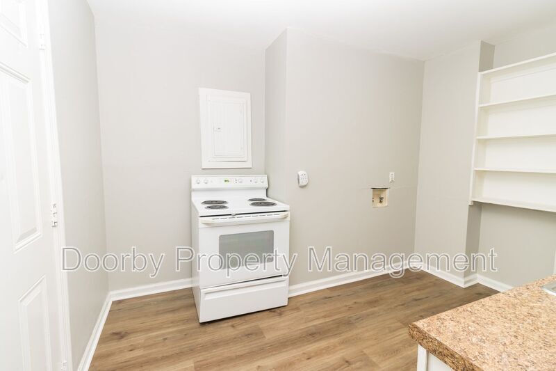 Building Photo - 3302 Pinewood Ave