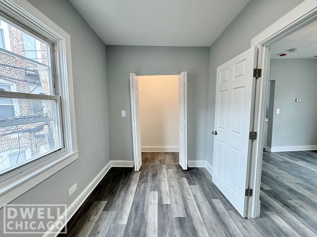 Building Photo - 1546 W Walton St