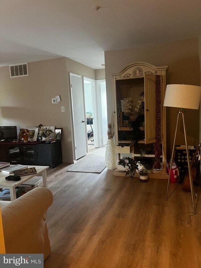 Building Photo - The condo is also available for rent with ...