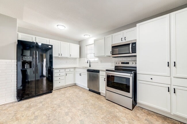 Building Photo - 3633 Shores Dr