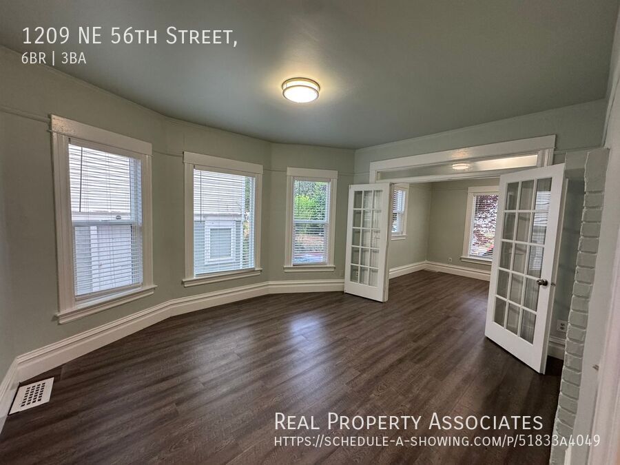 Building Photo - 1209 NE 56th St