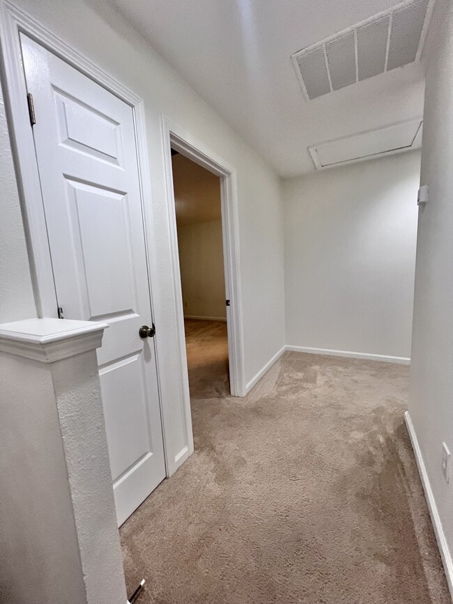 Building Photo - 302 Cherry Way