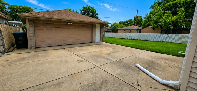 Building Photo - 8607 N Osceola Ave