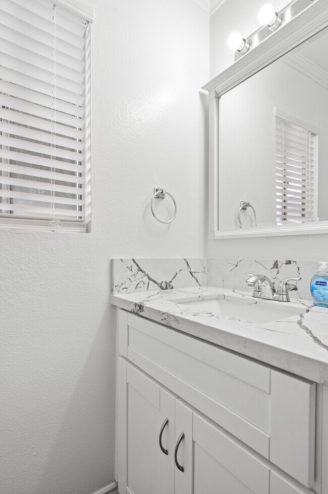 Building Photo - 734 Claraday St