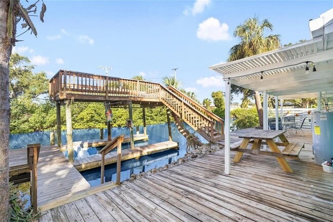 Building Photo - 8825 Oak St