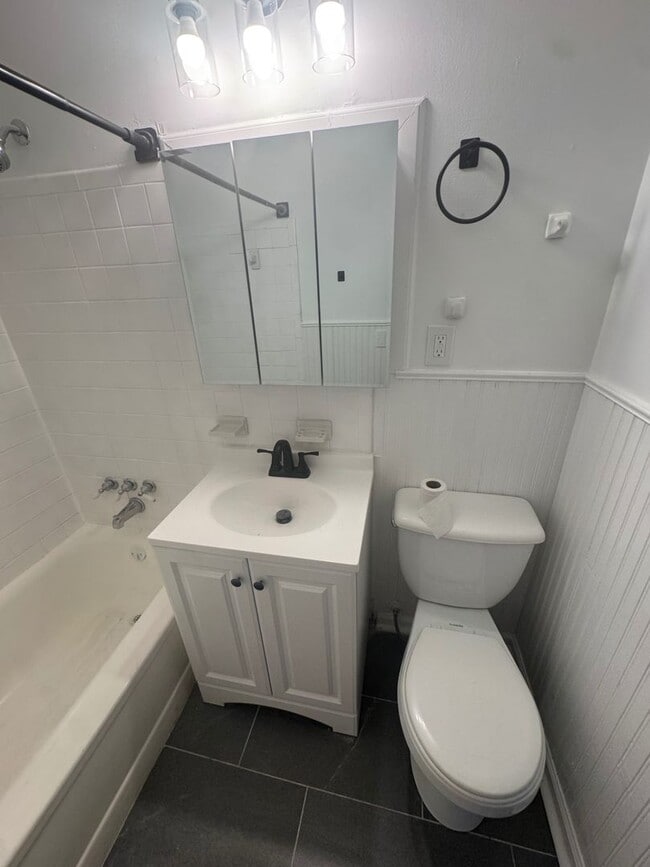 Building Photo - Spacious Two-Bedroom Unit in a Charming Property – Available Now!
