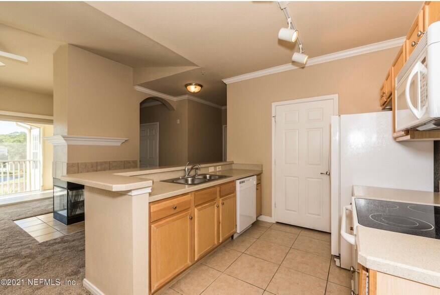 Kitchen bar counter - 275 Old Village Center Cir