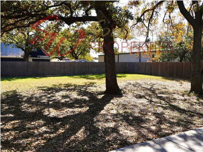 Building Photo - Good looking 3 bedroom 2 bath with huge yard!