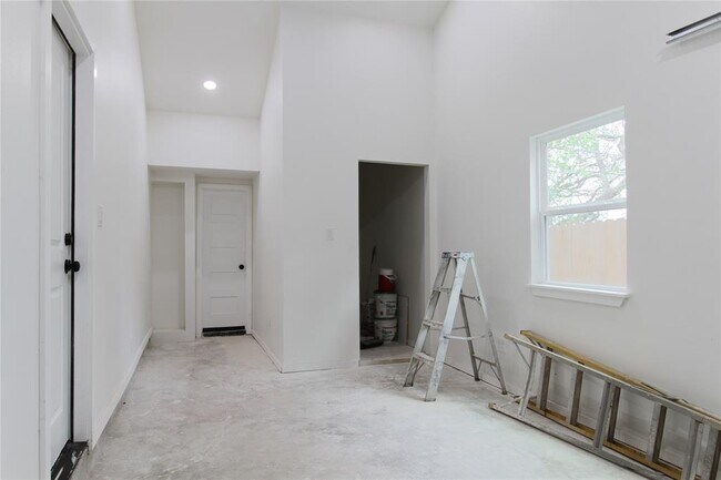 Building Photo - 305 Rowland Dr