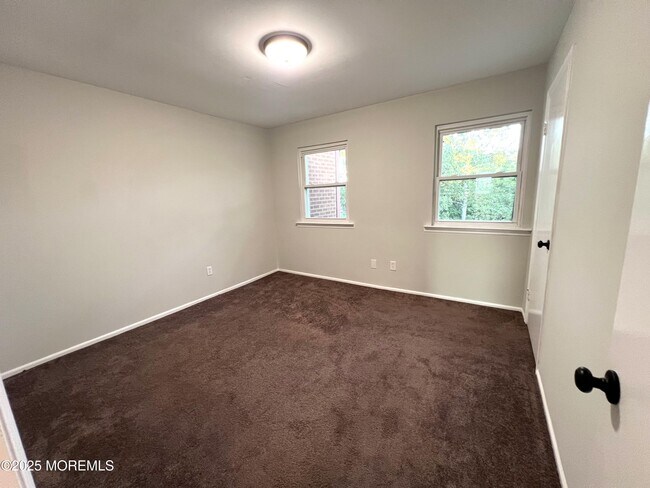 Building Photo - 15 Briar Mills Dr
