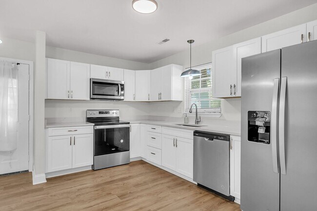 Building Photo - Beautiful 3/2 located in Central Mount Pleasant!