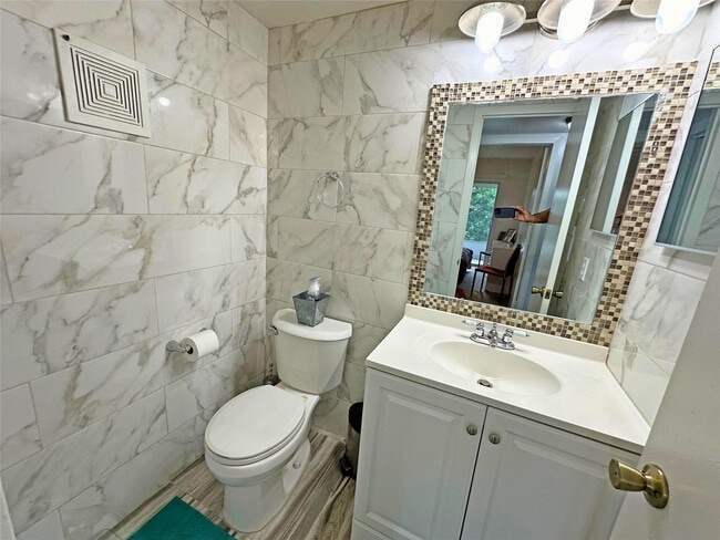 Building Photo - 543 Mansfield M