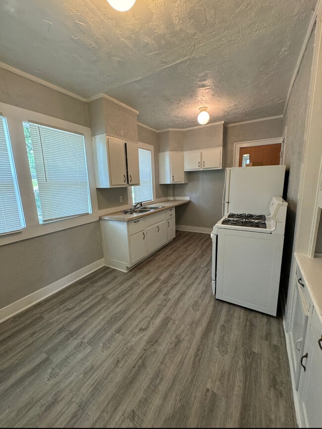 Building Photo - 1201 E Fox St