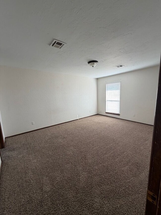 Building Photo - Spacious 2 bed/2.5 Baths - Duplex in the Surrey Hills Addition