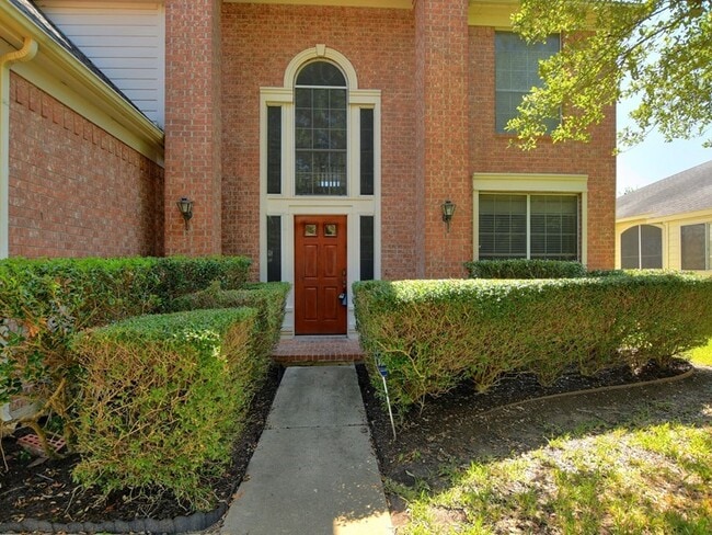 Building Photo - Large 2 story home with greenbelt views
