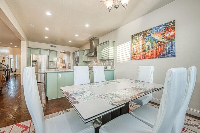 Building Photo - Spacious Home on Oversized Lot with Pool and Solar!