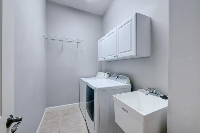 Building Photo - 833 SW Vineland Ct