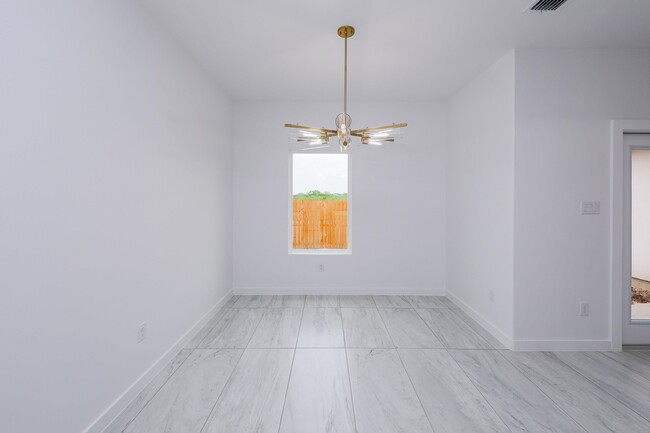 Building Photo - 604 Silvana Dr