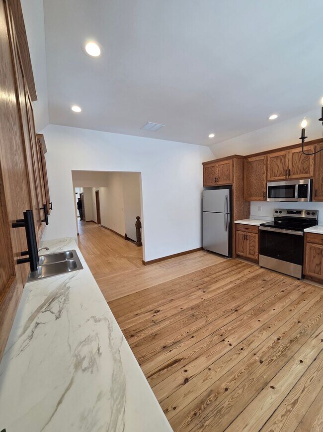 Building Photo - 2904 Parkridge Ave