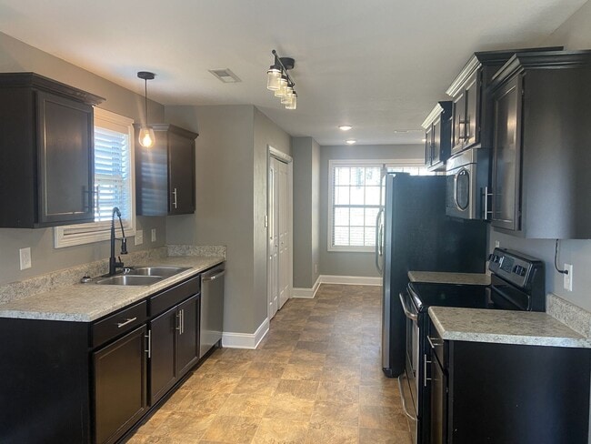 Building Photo - Sweet 3 bed 2 bath.  No Backyard Neighbors.