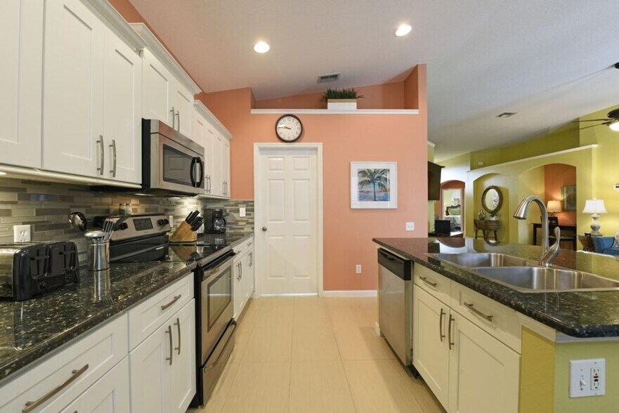 Building Photo - 8167 Fan Palm Way