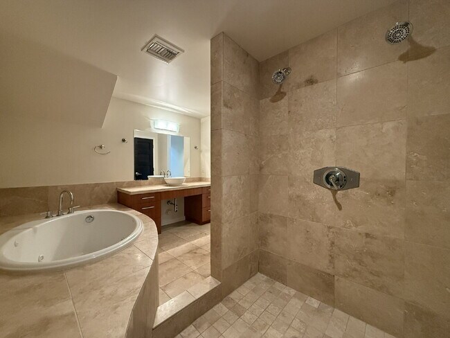 Building Photo - Penthouse Loft in Prime Downtown Location!