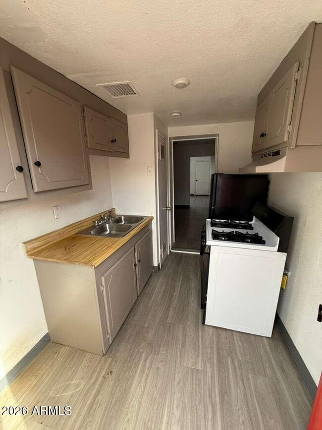 Building Photo - 396 E Ave